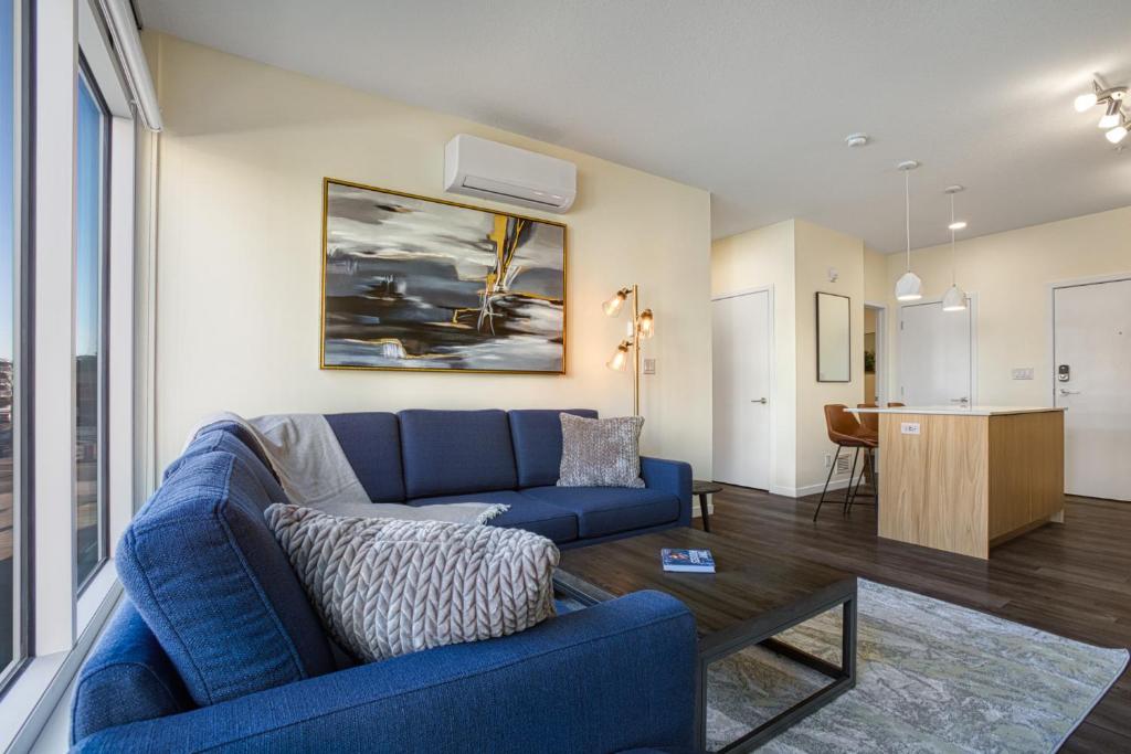 Remote work Oasis w/ Large Private Office &amp; Island — Hotel in Calgary (AB)