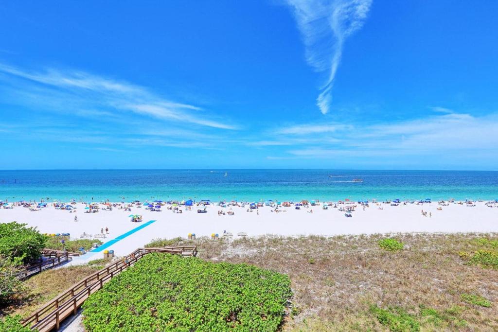 Beachfront condo with restaurant, pool, spa and gym, Marco Island