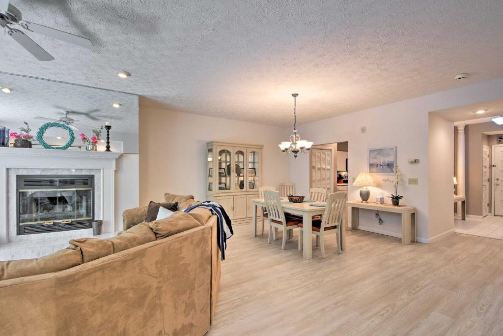 Condo on Lake Keowee with Resort Amenities and Pool 전경