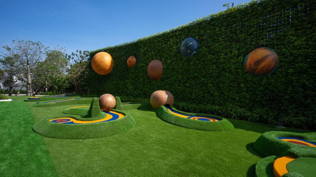 Mini golf course