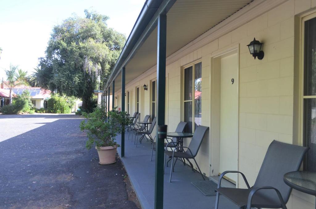 Bungalow Motel photo