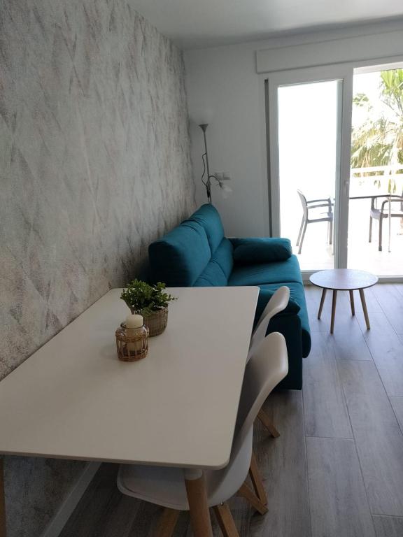 Beach Front Esther 6 Villajoyosa VACATION RENTALS FROM 11 NIGHTS - 4