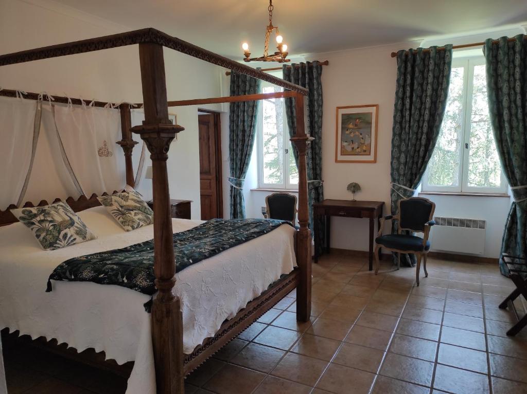 Logis Hotel Restaurant Gite La Bastide du Vebron 전경