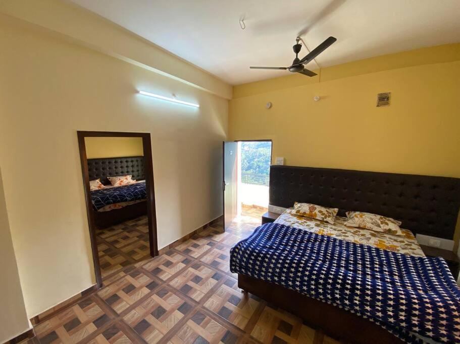 2 bedroom condo with wifi,free parking & 24/7food. photo
