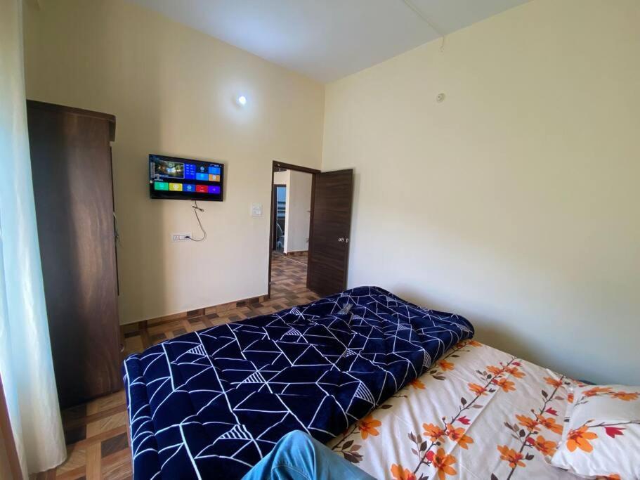 2 bedroom condo with wifi,free parking & 24/7food. photo