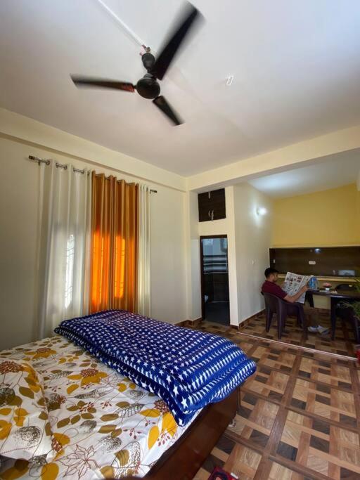 2 bedroom condo with wifi,free parking & 24/7food. photo