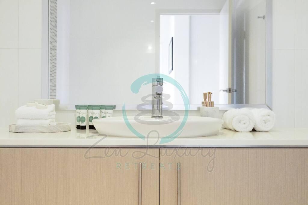 ZEN LUXURY: 2-Story 4-BR Penthouse in Darwin City with Mindal Markets & Harbour Views photo