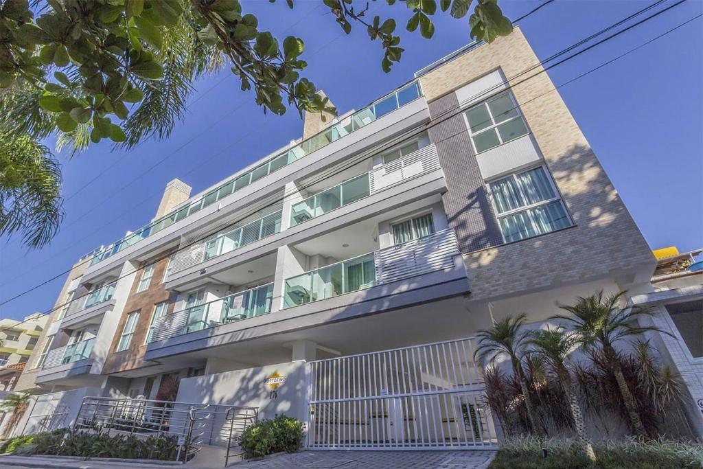 Porto Fino 106 – Lindo Apartamento no Centro de Bombinhas, a 260 Metros da Praia, com Ótimo Custo-Benefício., Bombinhas