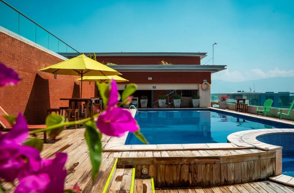 LATAM HOTEL Plaza Pradera Quetzaltenango，位于克萨尔特南戈的酒店