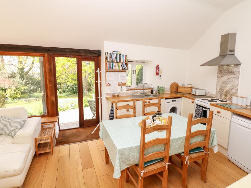 Puffin Cottage, Hawkchurch photo 3