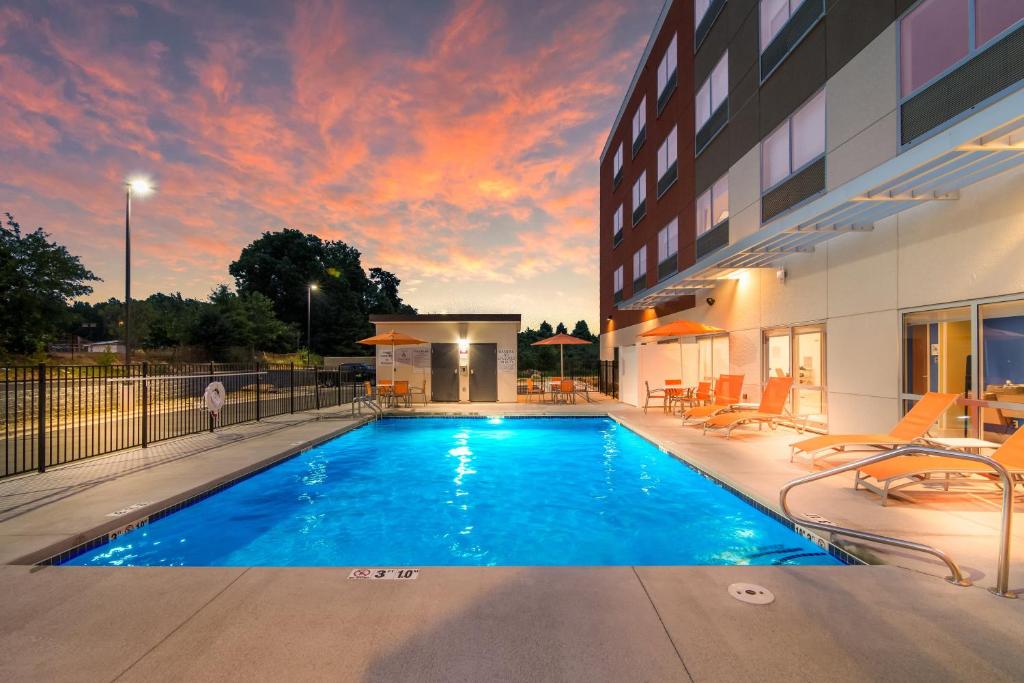 Holiday Inn Express and Suites Asheboro photo