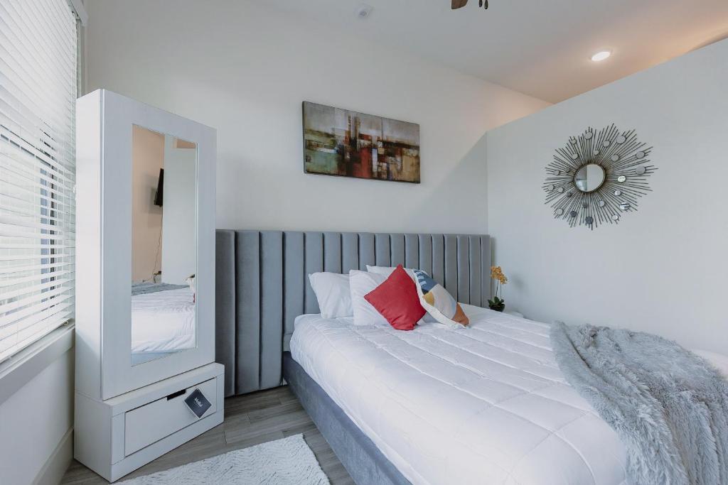 Private Luxury Loft In Montrose!! — Hotel in Houston (TX)