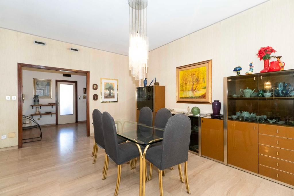 GuestHost - Massaua Roomy Vintage Apartment - 5