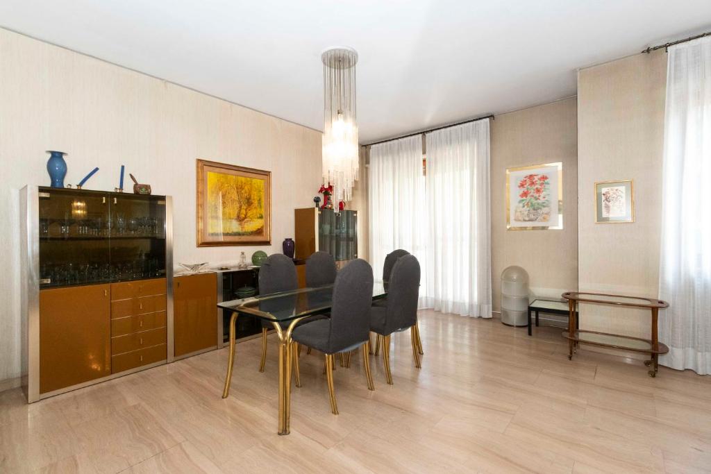 GuestHost - Massaua Roomy Vintage Apartment - 4