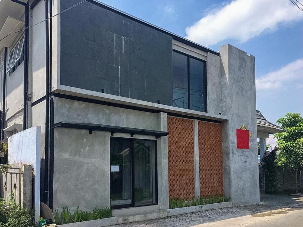 RedDoorz near Wisata Paribendo Lawang