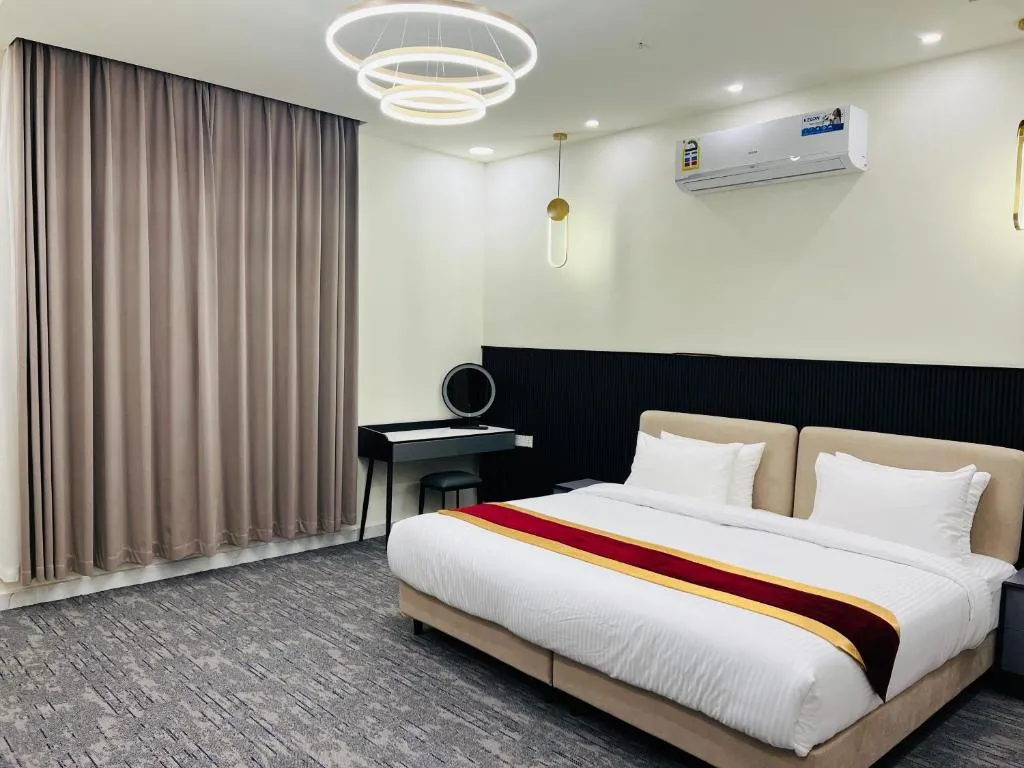 Falcon Grand Hotel, hotel in Al Ḩadd