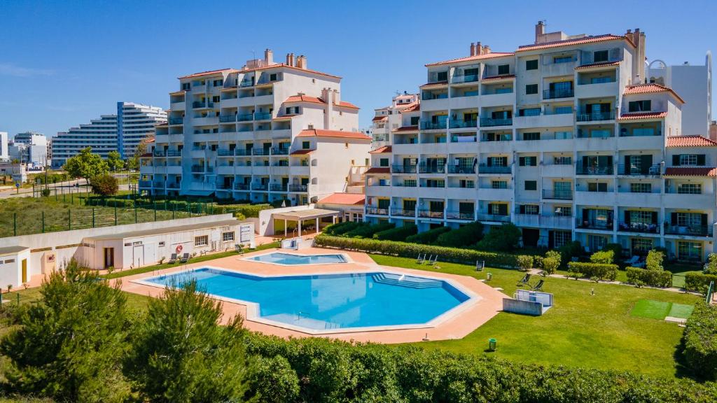 2BDR Duplex W AC & Pool in Portimão by Lovelystay, Portimão