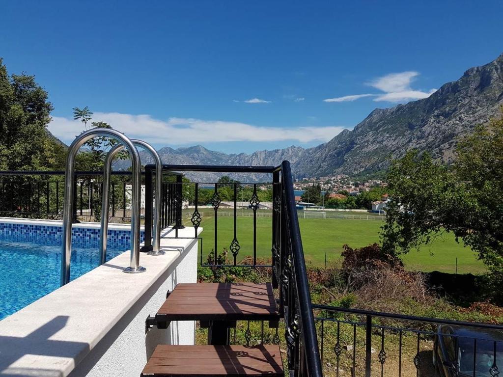 Sunshine Apartment with Private Pool and Parking - 2