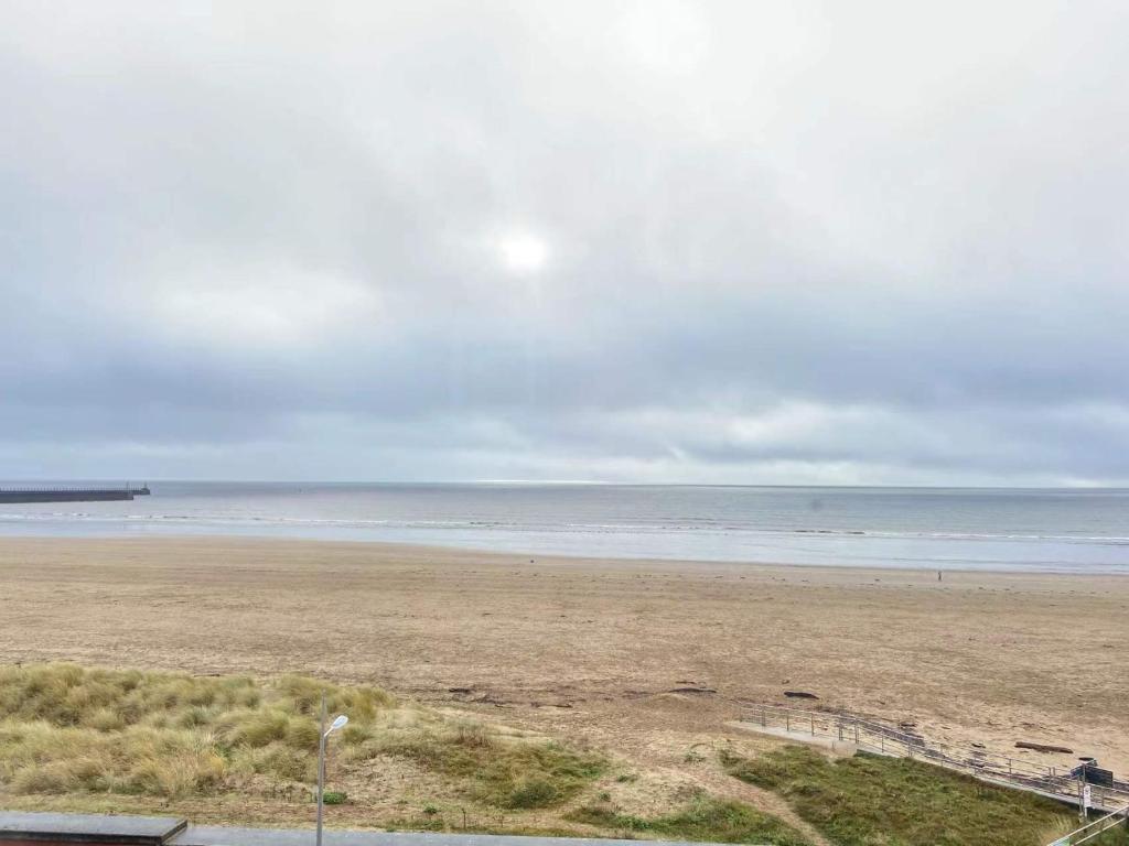 Lovely 2-Bedrooms Apartment Step to The Beach photo