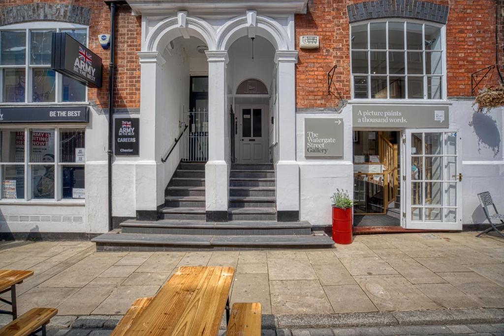 NEW Grade 2 historic flat in the heart of Chester photo