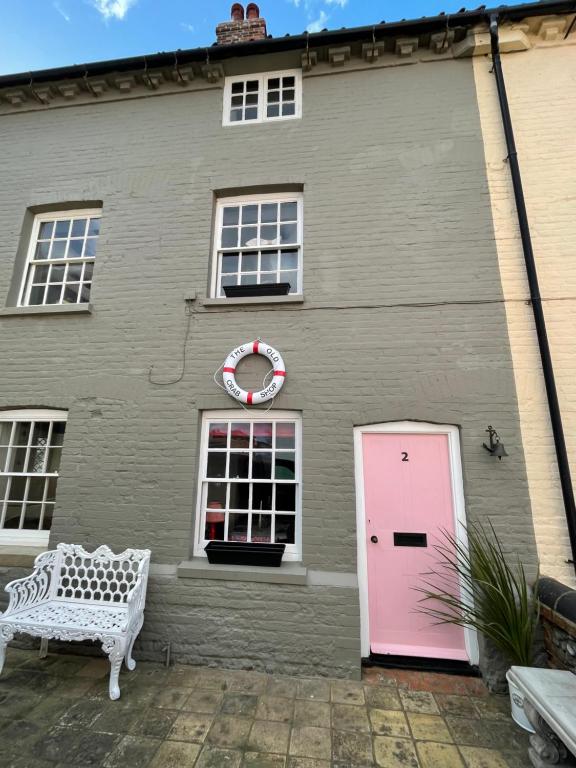The Old Crab Shop. PERFECT location & sea views., Cromer