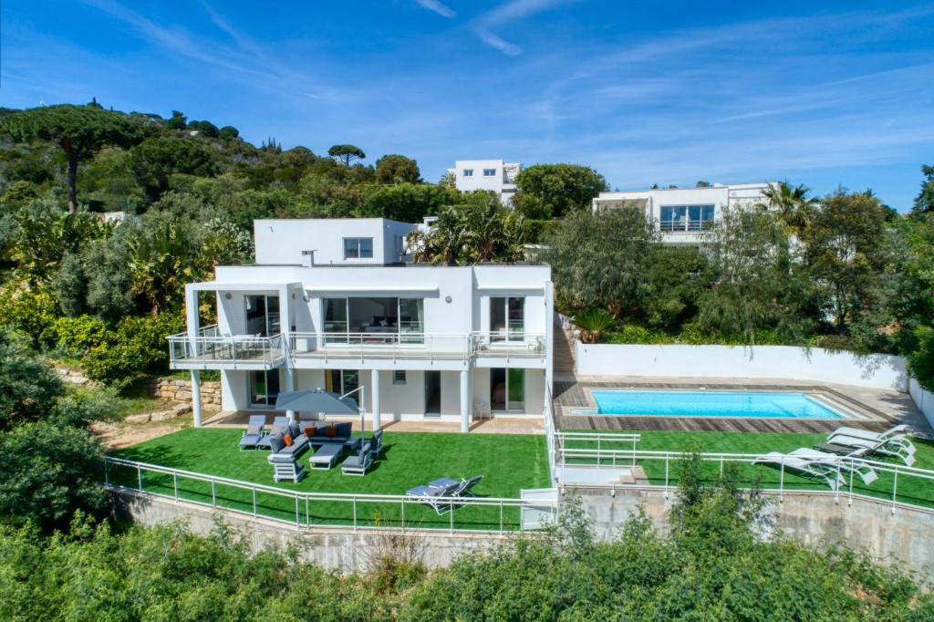 Magnificent Contemporary 5-Star Villa with Sea View and heated Swimming Pool, near Saint Tropez - 4