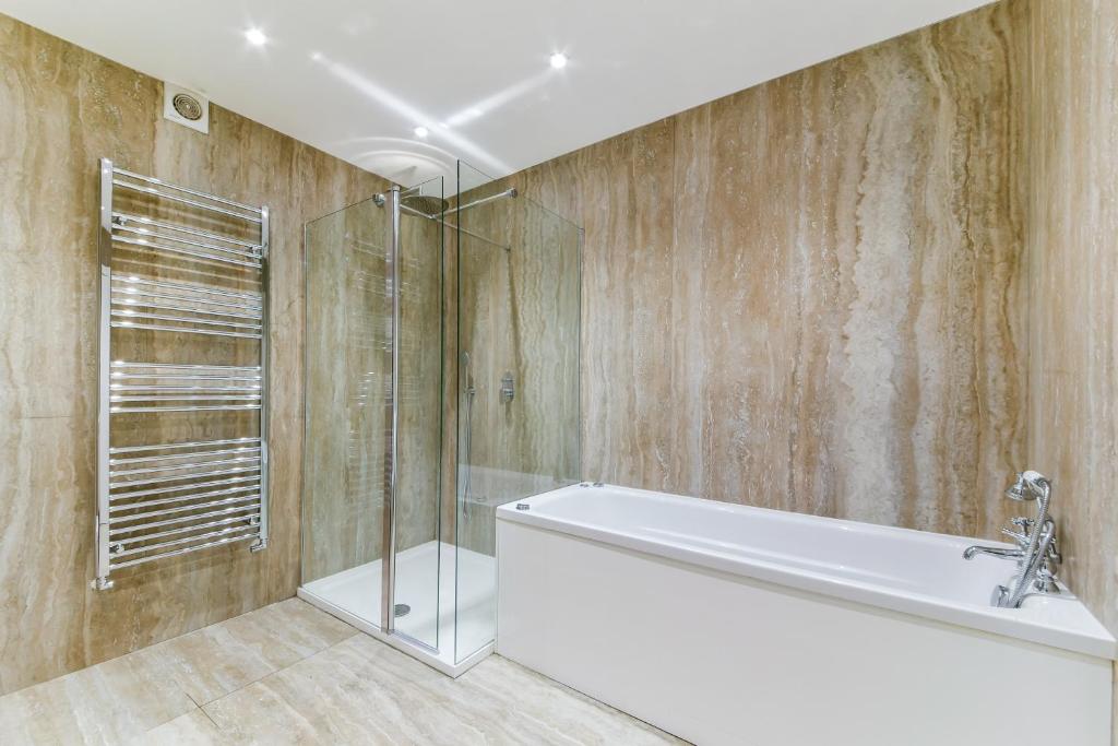 Stunning Hyde Park Apartments photo