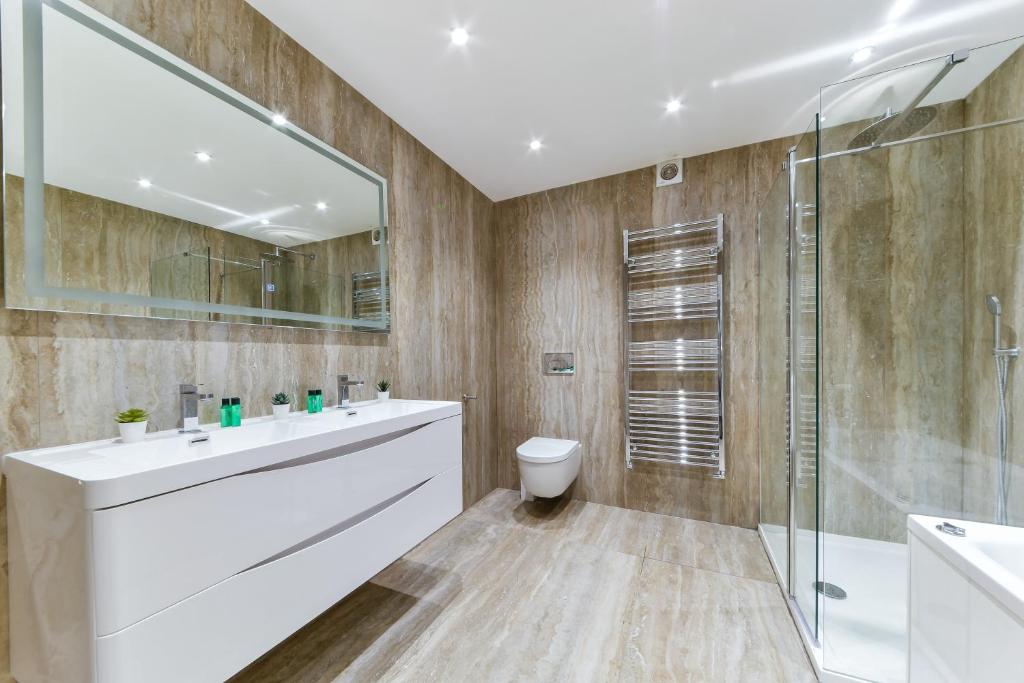 Stunning Hyde Park Apartments photo
