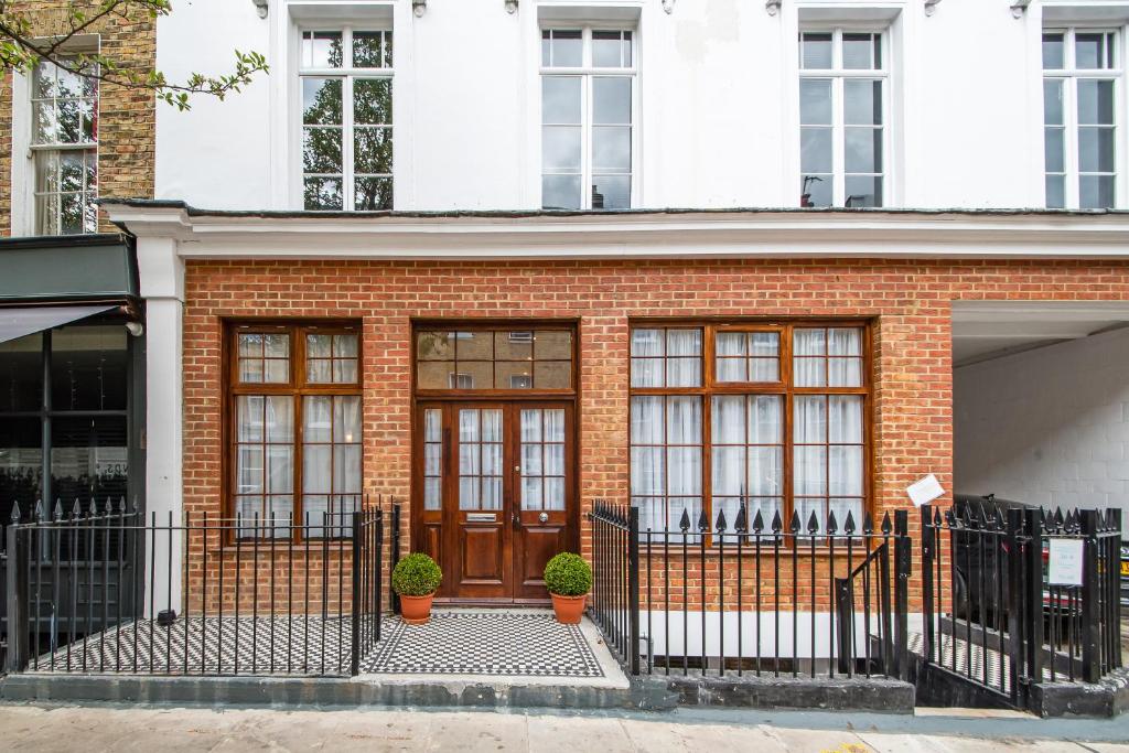 Stunning Hyde Park Apartments photo