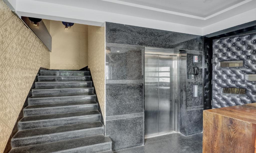 OYO 84648 Three Drops Bar And Kitchen photo