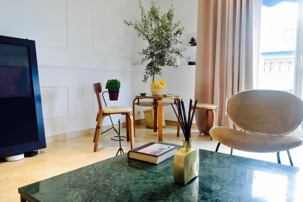 Elegant & Luminous 2-BR - Antibes City Center - 2