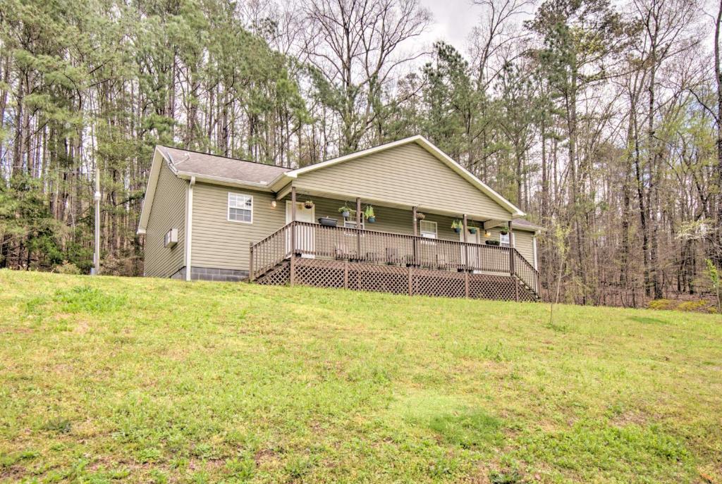 Lakeside Cabin Nestled in Kudzu Cove Resort! in in Guntersville (AL