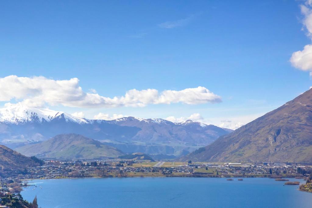 Paradise Peaks - Queenstown Holiday Home, Queenstown