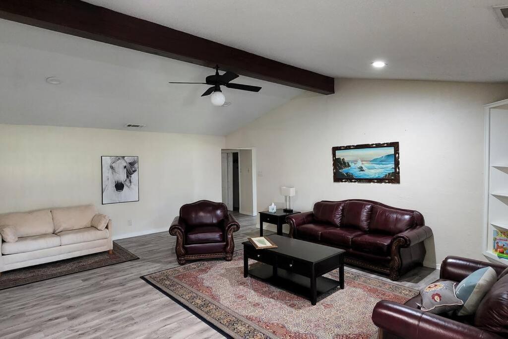 Modern 10 Acre Horse Ranch-Walk to Lake Ray Robert