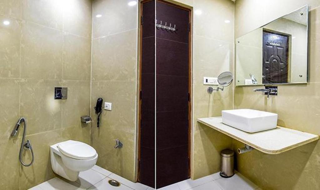 FabHotel Eminent Suites photo