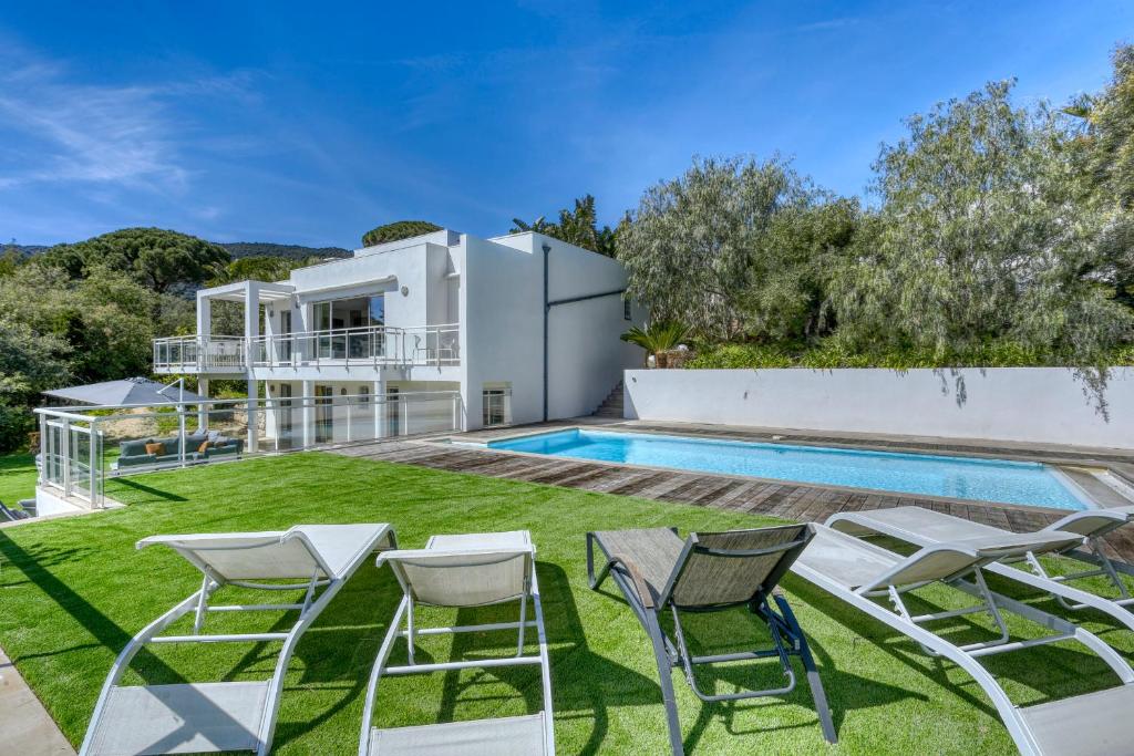Magnificent Contemporary 5-Star Villa with Sea View and heated Swimming Pool, near Saint Tropez - 2