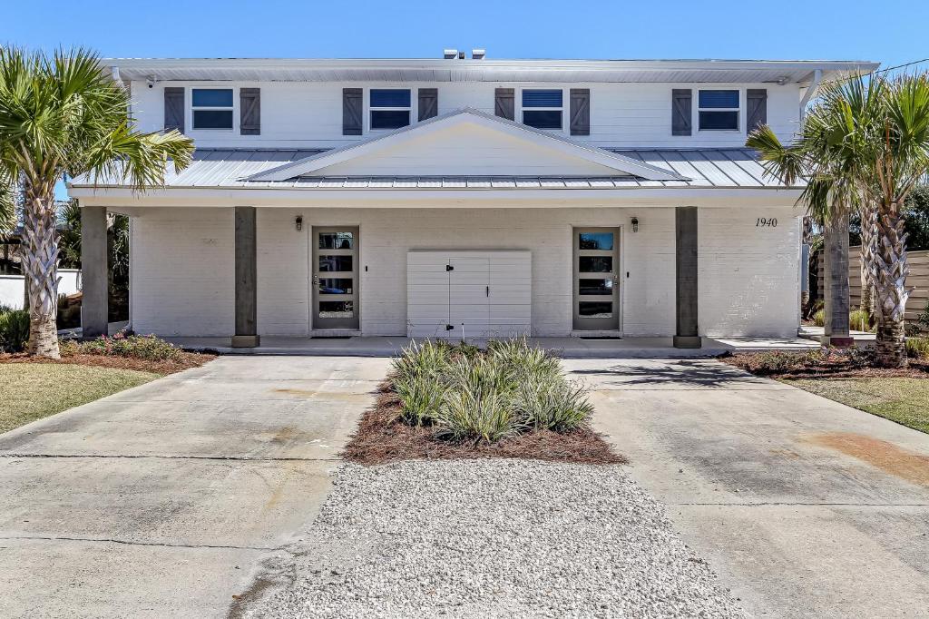 Oceanfront Deck House photo