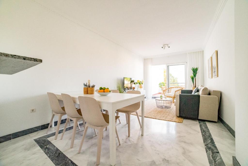 Cozy 2 Bedroom Apartment in Nueva Andalucia - 4