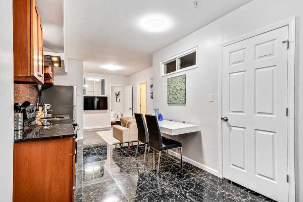 Cozy 1BD steps away from Convention Center photo