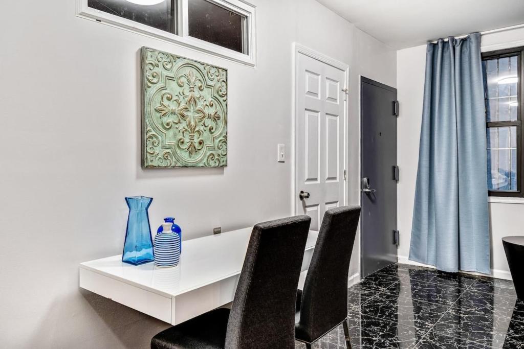 Cozy 1BD steps away from Convention Center photo