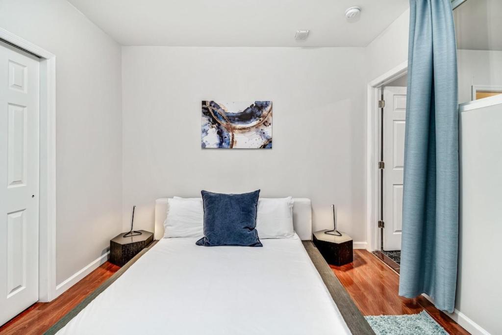 Cozy 1BD steps away from Convention Center photo