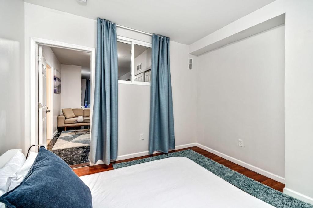 Cozy 1BD steps away from Convention Center photo