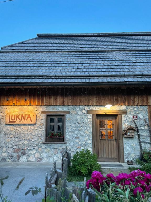 Hostel Lukna — Hotel in Mojstrana