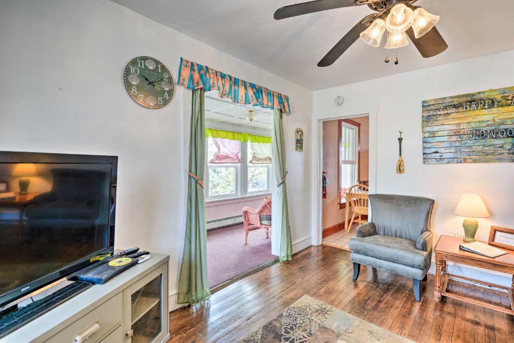 Ideally Located Wildwood Apt - Shared Patio!, Wildwood