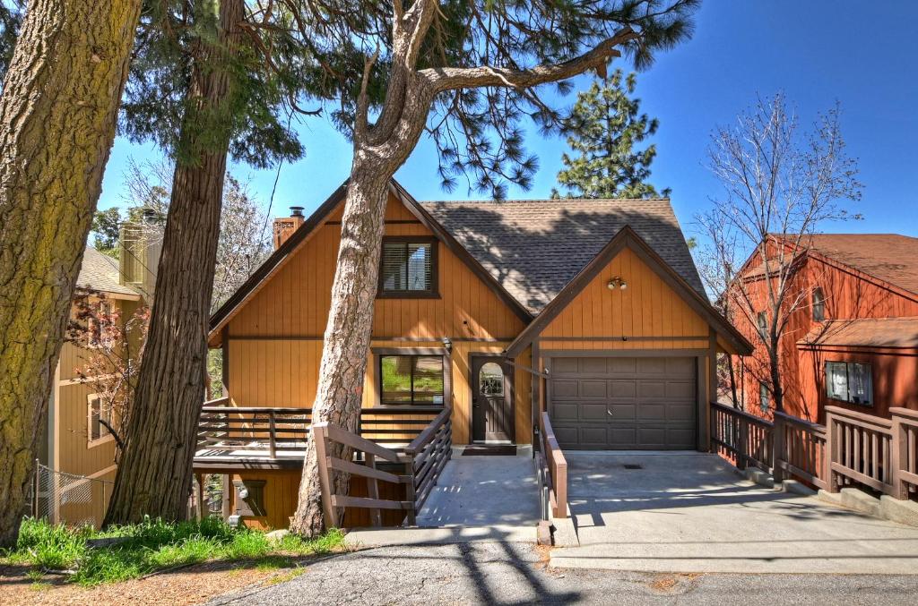 Maple Pine Lodge in Crestline (CA) reviews, prices of Hotels