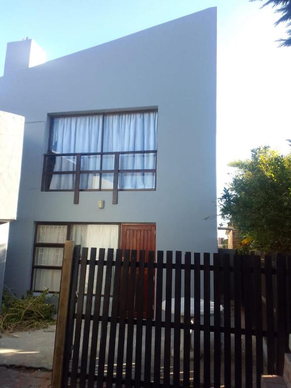 Genie's Nest JBay Flat 1 photo