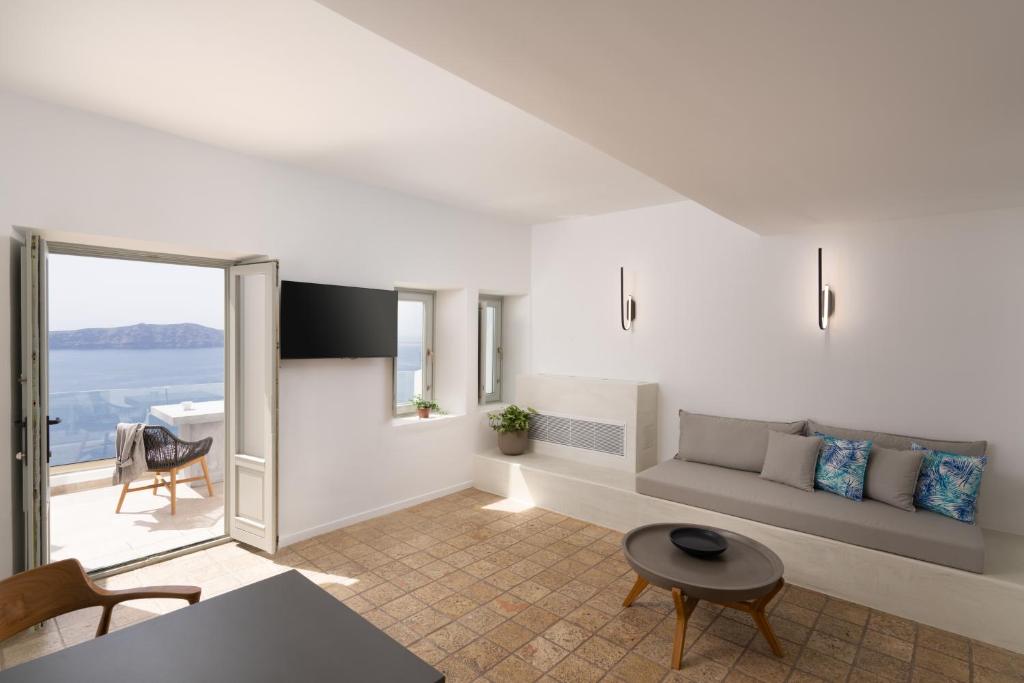 Asha Luxury Suites — Hotel in Santorini