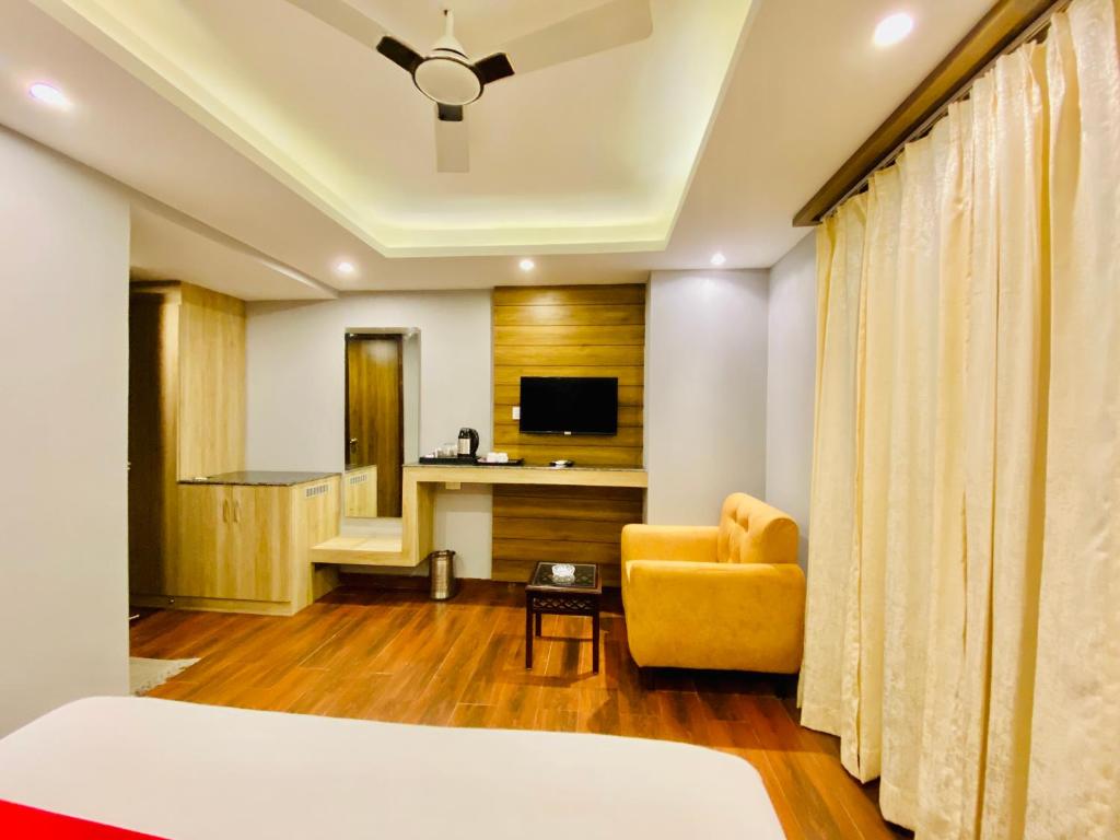 Shared lounge/TV area