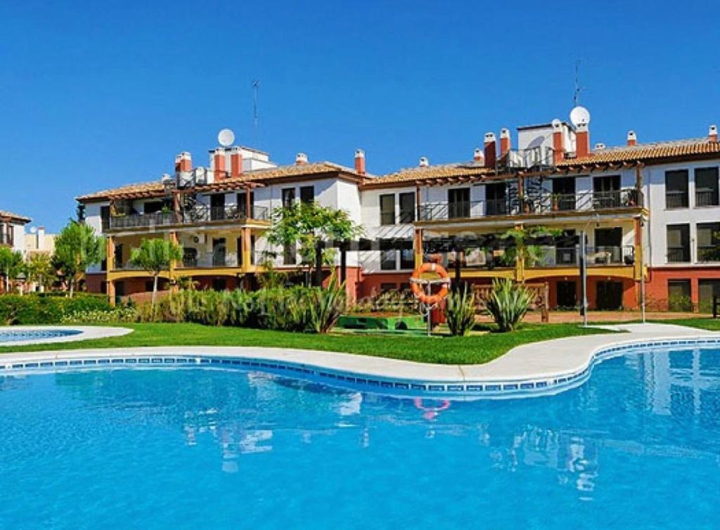 Apartamento con jardín privado y acceso a piscina - 1