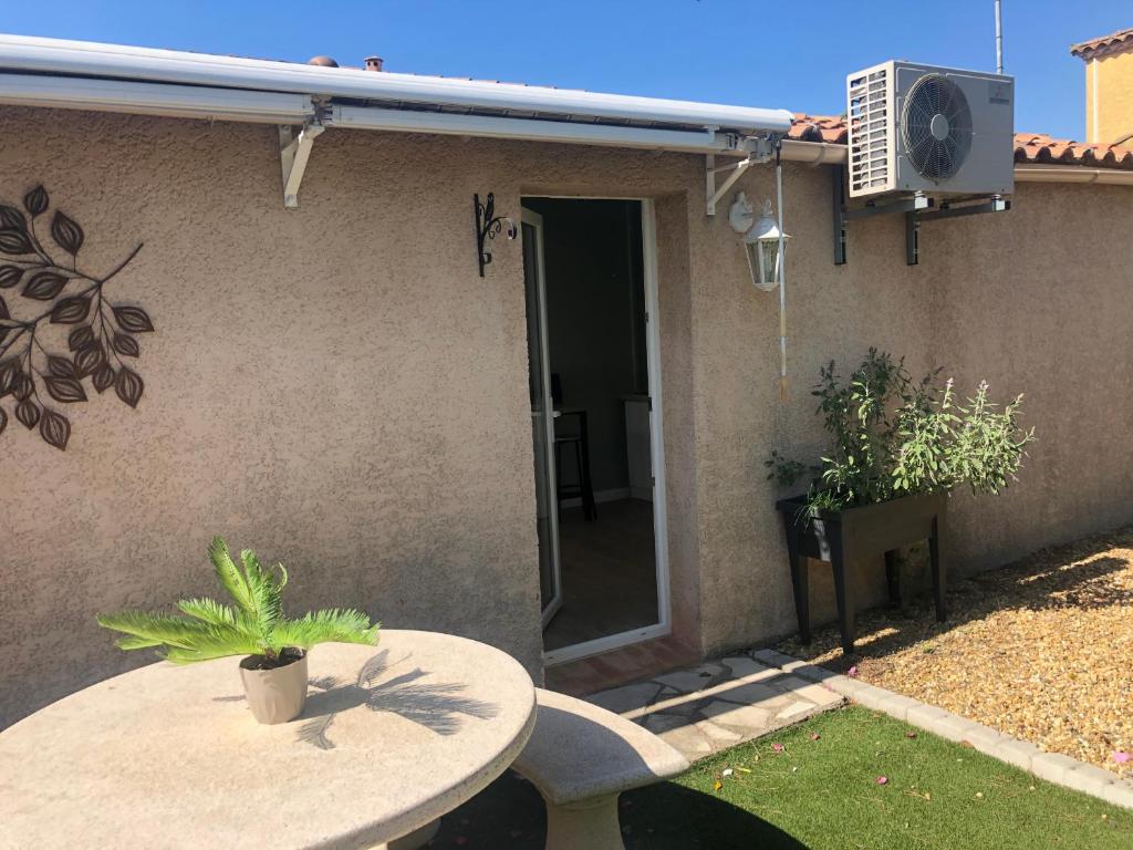 Studio refait à neuf avec jardin Aigues Mortes - 5